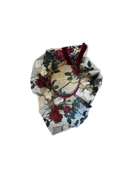 Cappello in pizzo con fiori ricamati