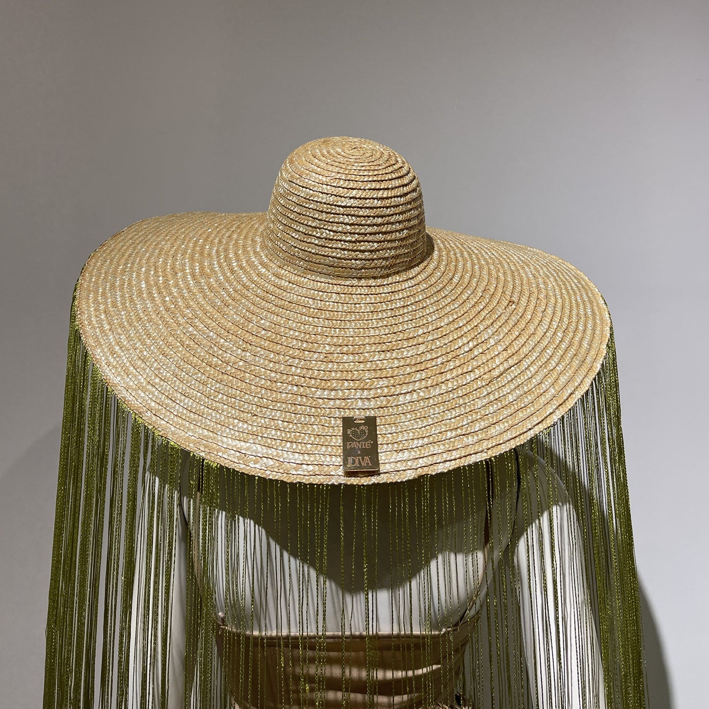 Cappello in paglia con frangia verde