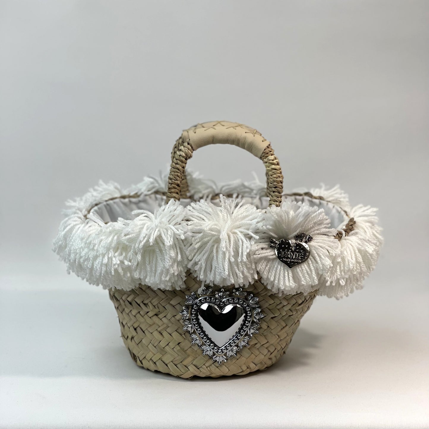 Coffa con ex voto argento e pon pon bianco