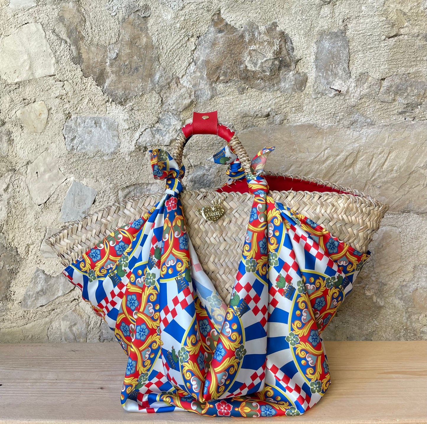 Coffa siciliana con foulard multicolor