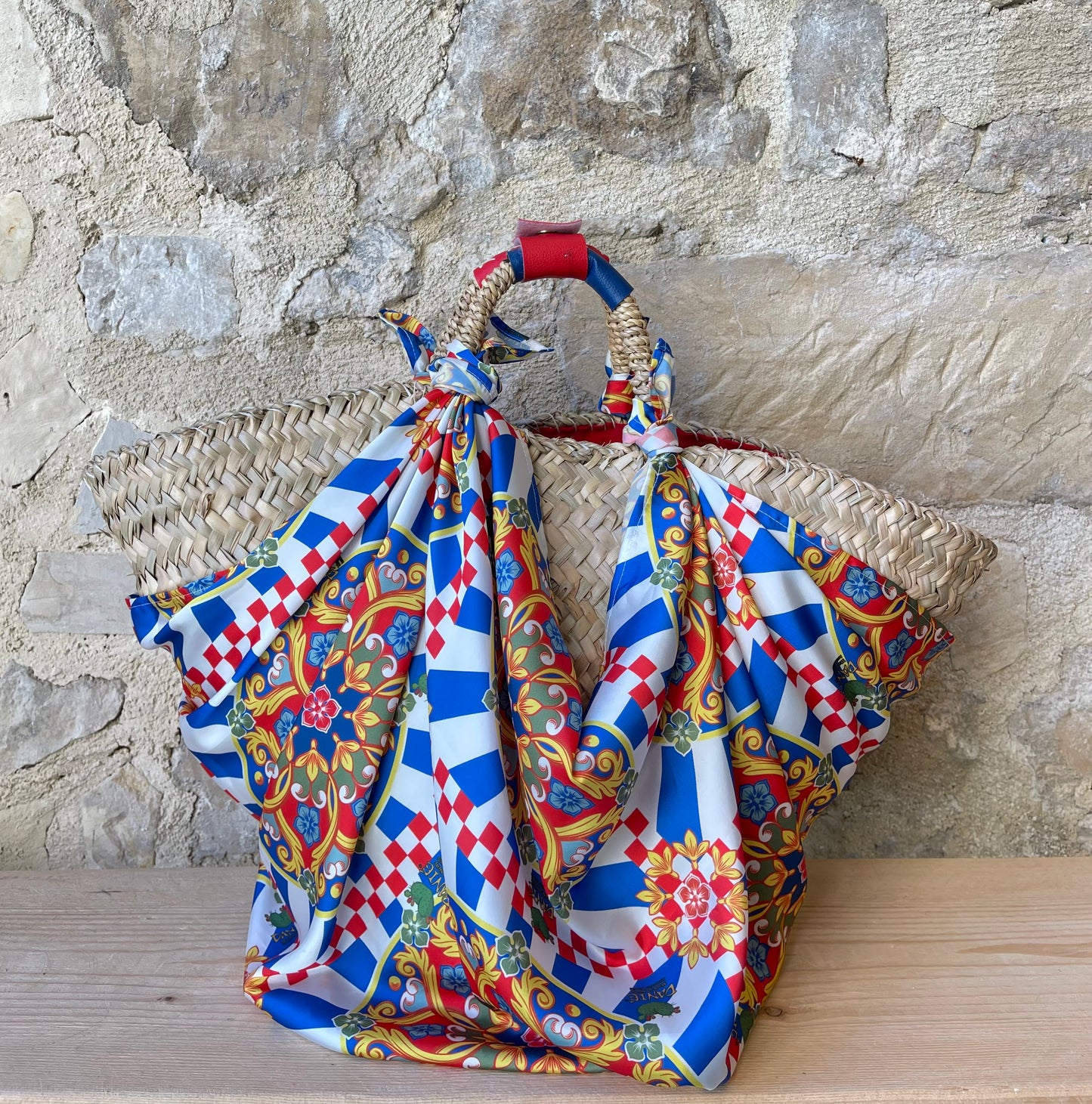 Coffa siciliana con foulard multicolor