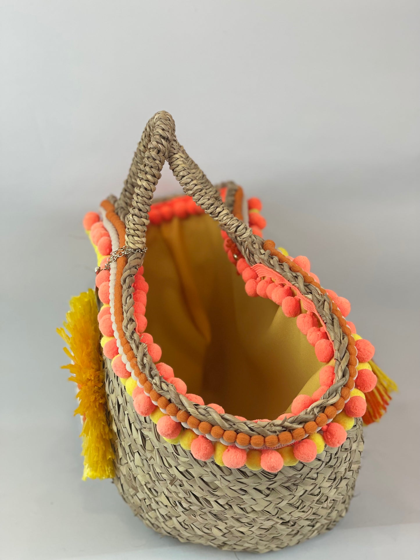 Coffa siciliana con fiore giallo in rafia