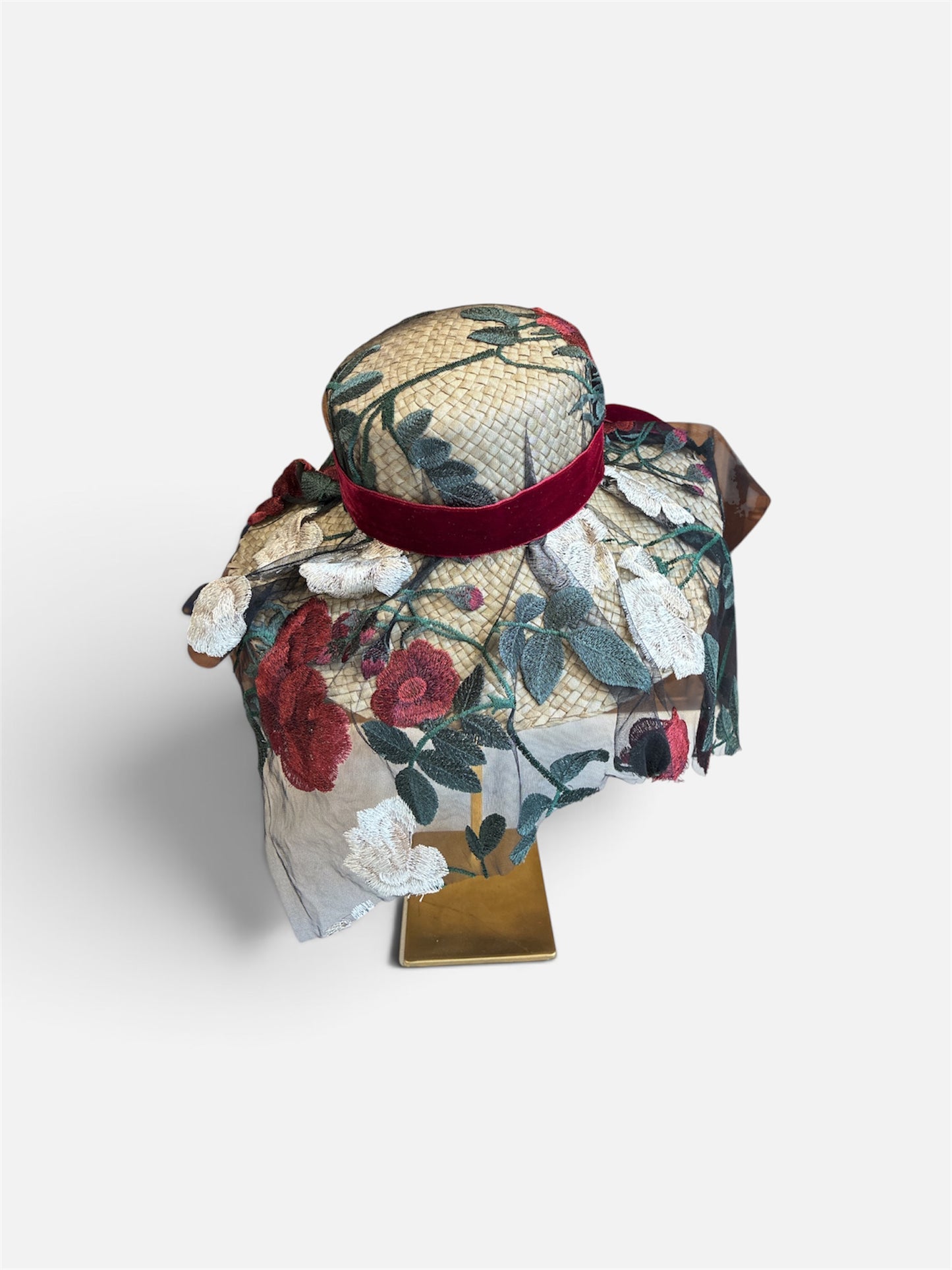 Cappello in pizzo con fiori ricamati