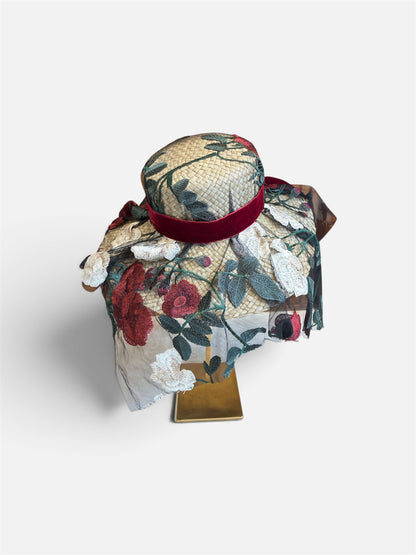 Cappello in pizzo con fiori ricamati