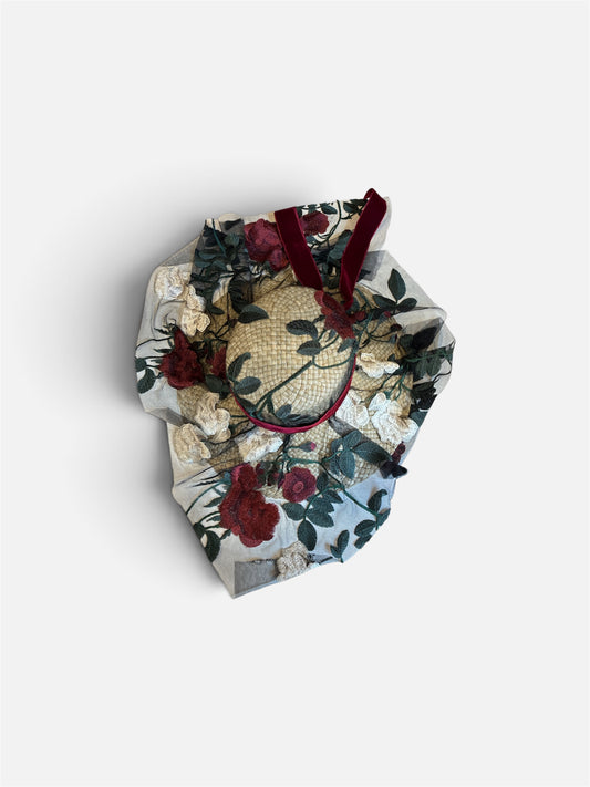 Cappello in pizzo con fiori ricamati