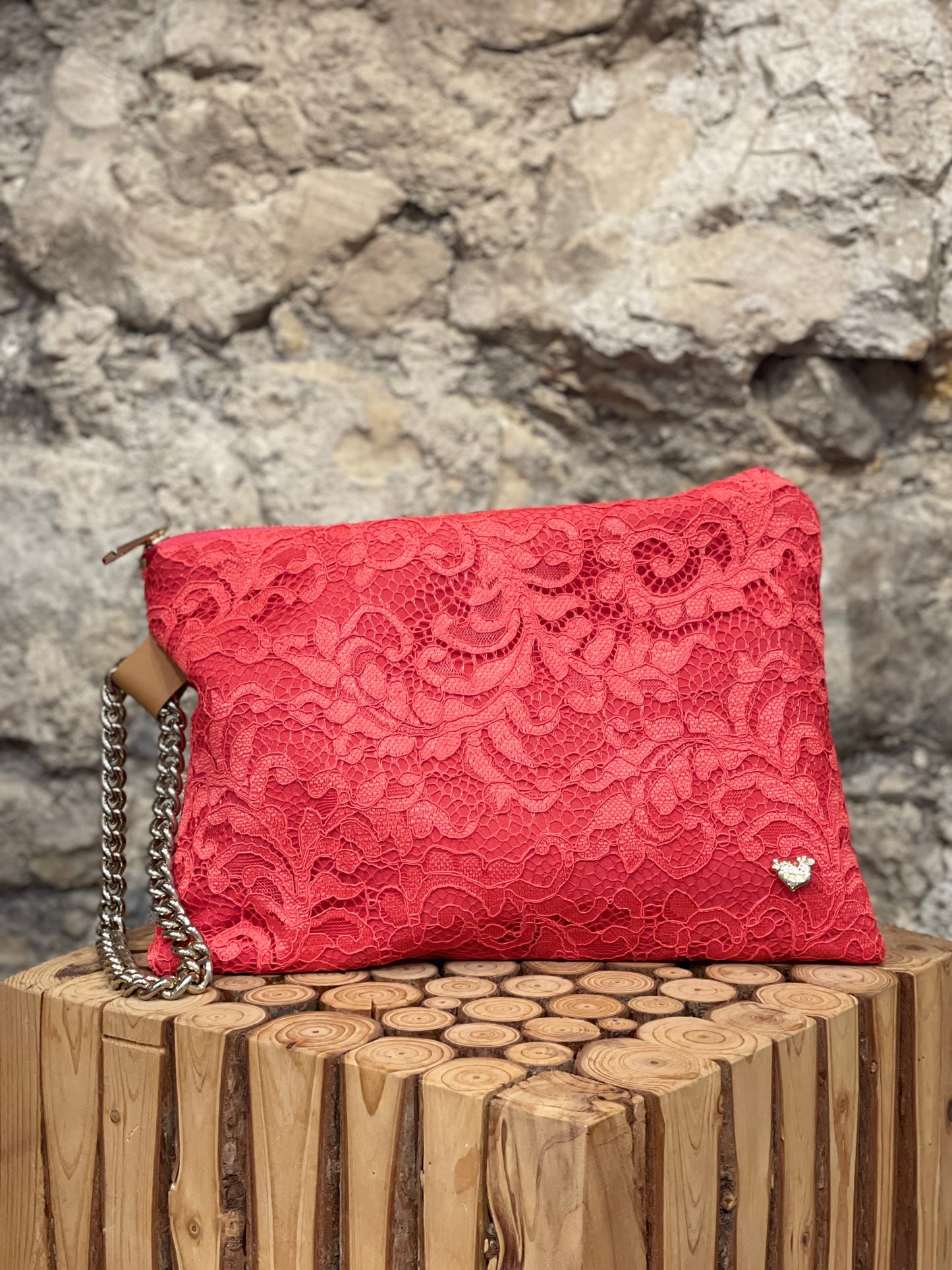 Pochette in pizzo rosa corallo
