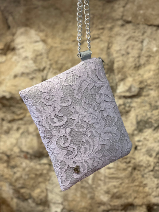 Pochette in pizzo lilla