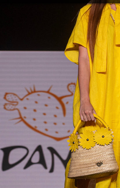 Borsa in palma con margherite gialle